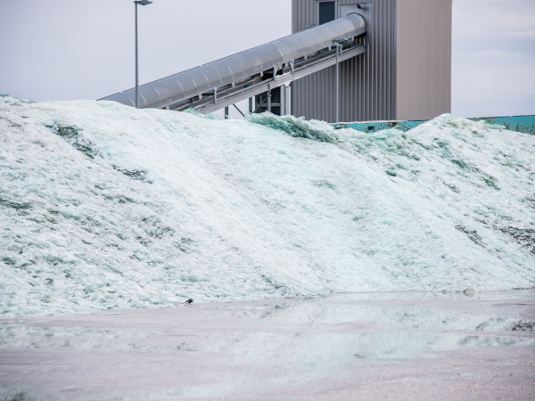 Cullet saves raw materials, energy and CO2 emissions. Photo: AGC Glass Europe