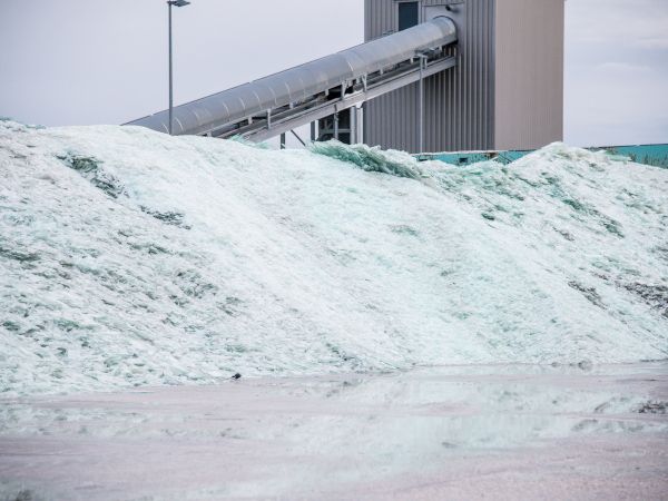 Cullet saves raw materials, energy and CO2 emissions. Photo: AGC Glass Europe