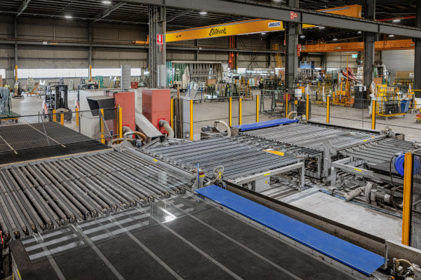 LiSEC PKL connected to multiple cutting tables at Viridian Glass © LiSEC