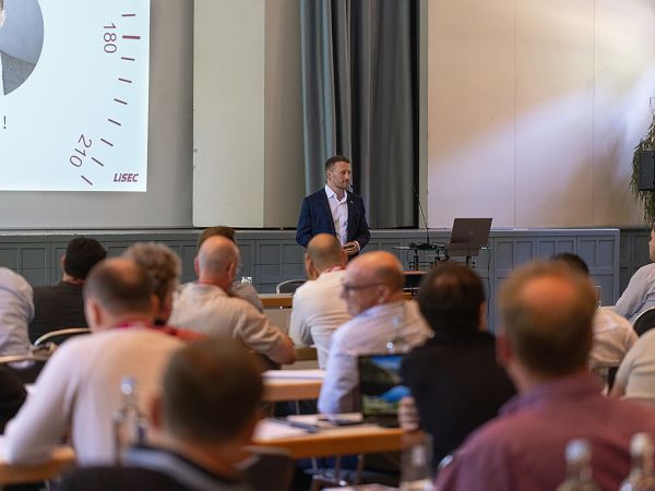 © LiSEC: From grinding to the laser – Elias Leichtfried demonstrates new methods in glass processing © LiSEC: From grinding to the laser – Elias Leichtfried demonstrates new methods in glass processing